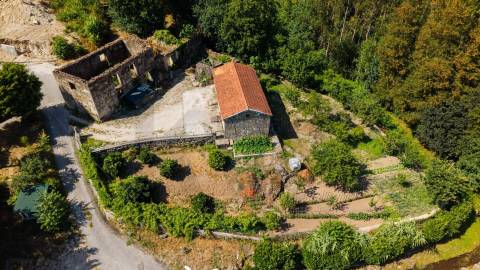 Quinta da Cachada, com 1.6 Hectares, Ruína de 246 m² e Margem de Rio em Cabeceiras de Basto 