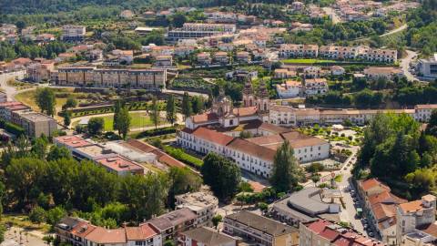 Quinta da Cachada, com 1.6 Hectares, Ruína de 246 m² e Margem de Rio em Cabeceiras de Basto 