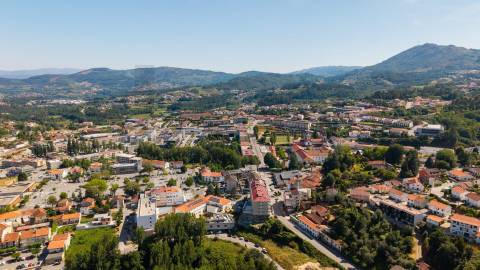 Quinta da Cachada, com 1.6 Hectares, Ruína de 246 m² e Margem de Rio em Cabeceiras de Basto 