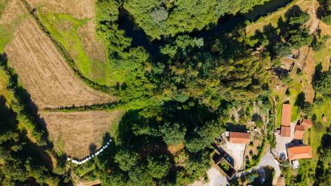 Quinta da Cachada, com 1.6 Hectares, Ruína de 246 m² e Margem de Rio em Cabeceiras de Basto 