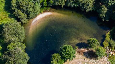 Quinta da Cachada, com 1.6 Hectares, Ruína de 246 m² e Margem de Rio em Cabeceiras de Basto 