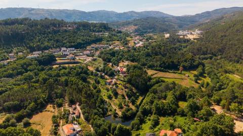 Quinta da Cachada, com 1.6 Hectares, Ruína de 246 m² e Margem de Rio em Cabeceiras de Basto 