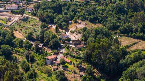 Quinta da Cachada, com 1.6 Hectares, Ruína de 246 m² e Margem de Rio em Cabeceiras de Basto 