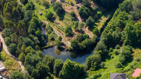 Quinta da Cachada, com 1.6 Hectares, Ruína de 246 m² e Margem de Rio em Cabeceiras de Basto 