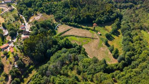 Quinta da Cachada, com 1.6 Hectares, Ruína de 246 m² e Margem de Rio em Cabeceiras de Basto 