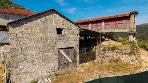 Terreno c/ área total de 1114,19m2  c/ 397 m² de Construções em Granito, Canastro — Vieira do Minho