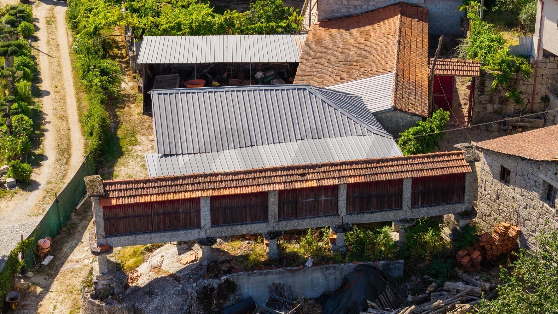 Terreno c/ área total de 1114,19m2  c/ 397 m² de Construções em Granito, Canastro — Vieira do Minho