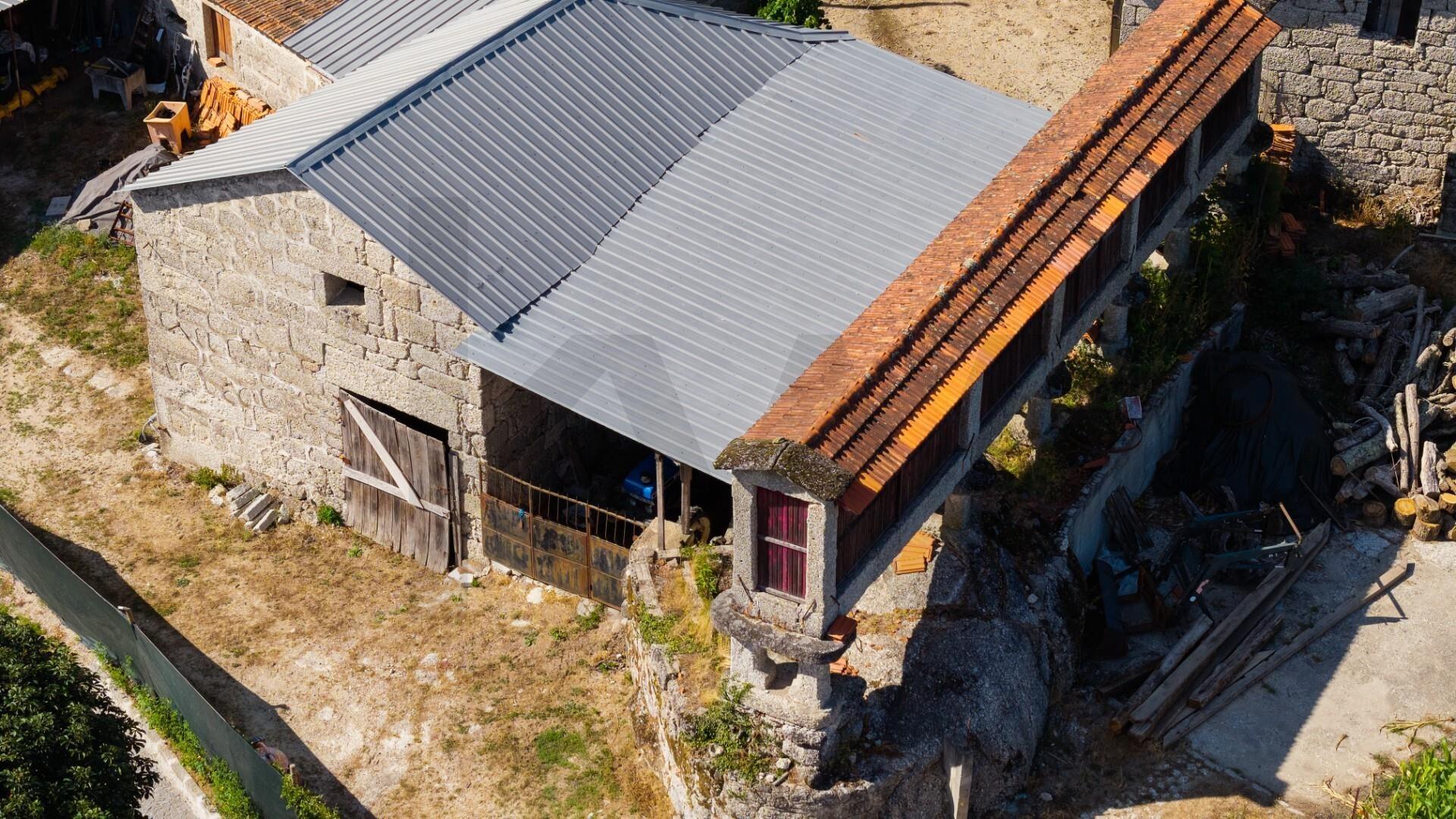 Terreno c/ área total de 1114,19m2  c/ 397 m² de Construções em Granito, Canastro — Vieira do Minho