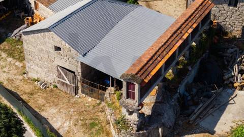 Terreno c/ área total de 1114,19m2  c/ 397 m² de Construções em Granito, Canastro — Vieira do Minho