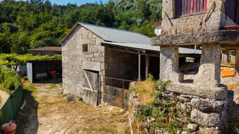 Terreno c/ área total de 1114,19m2  c/ 397 m² de Construções em Granito, Canastro — Vieira do Minho