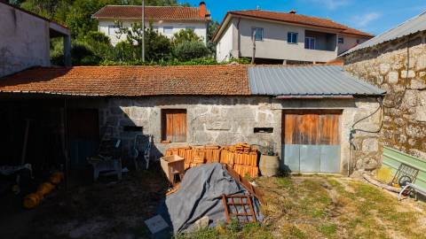 Terreno c/ área total de 1114,19m2  c/ 397 m² de Construções em Granito, Canastro — Vieira do Minho