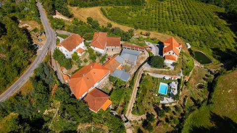 Terreno c/ área total de 1114,19m2  c/ 397 m² de Construções em Granito, Canastro — Vieira do Minho