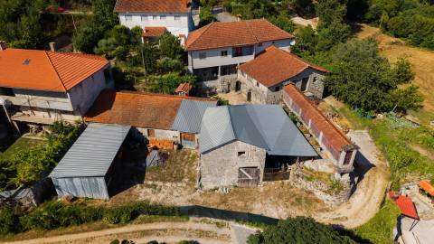 Terreno c/ área total de 1114,19m2  c/ 397 m² de Construções em Granito, Canastro — Vieira do Minho