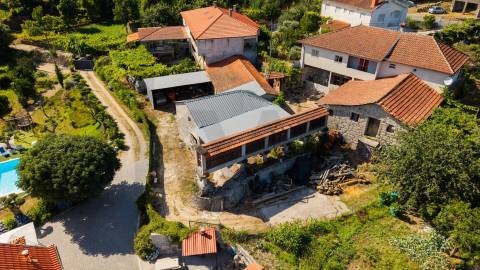 Terreno c/ área total de 1114,19m2  c/ 397 m² de Construções em Granito, Canastro — Vieira do Minho