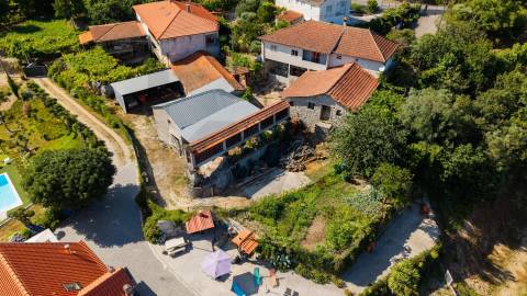 Terreno c/ área total de 1114,19m2  c/ 397 m² de Construções em Granito, Canastro — Vieira do Minho