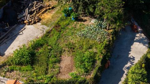 Terreno c/ área total de 1114,19m2  c/ 397 m² de Construções em Granito, Canastro — Vieira do Minho