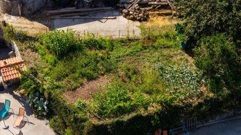 Terreno c/ área total de 1114,19m2  c/ 397 m² de Construções em Granito, Canastro — Vieira do Minho