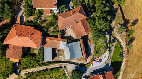 Terreno c/ área total de 1114,19m2  c/ 397 m² de Construções em Granito, Canastro — Vieira do Minho