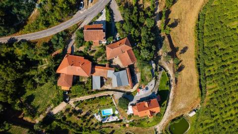 Terreno c/ área total de 1114,19m2  c/ 397 m² de Construções em Granito, Canastro — Vieira do Minho