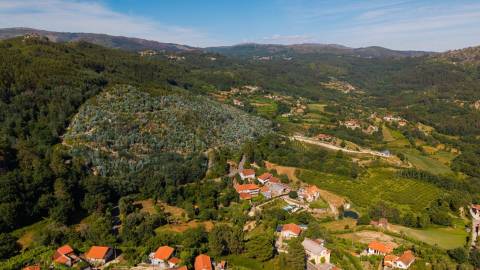 Terreno c/ área total de 1114,19m2  c/ 397 m² de Construções em Granito, Canastro — Vieira do Minho