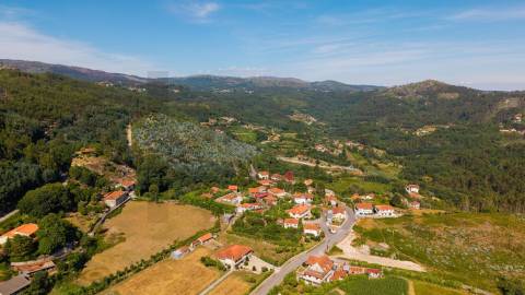 Terreno c/ área total de 1114,19m2  c/ 397 m² de Construções em Granito, Canastro — Vieira do Minho