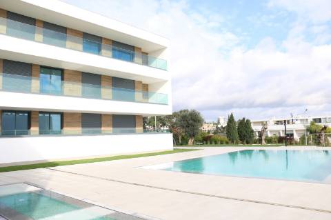 Apartamento T4 com garagem e piscina | Albufeira (F)