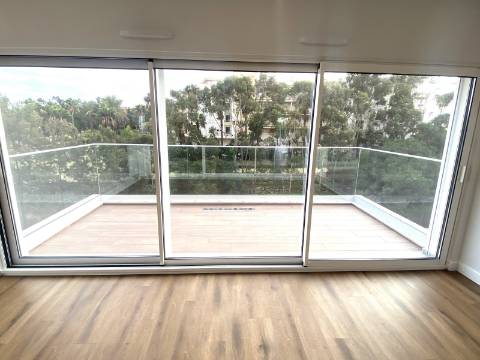 Apartamento T3 com piscina , garagem e elevador | vista mar| 200 m da Praia| Albufeira