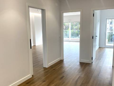 Apartamento T3 com piscina , garagem e elevador | vista mar| 200 m da Praia| Albufeira