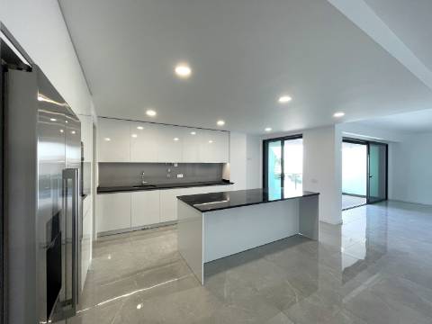 Apartamento T3 com garagem e piscina| Albufeira (C)