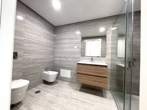 Apartamento T3 com garagem e piscina| Albufeira (C)