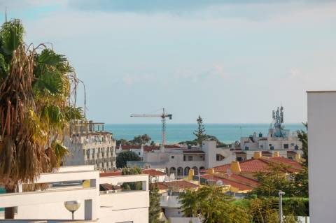 Apartamento T3 com garagem e piscina| Albufeira (C)