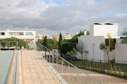 Apartamento T3 com garagem e piscina| Albufeira (C)