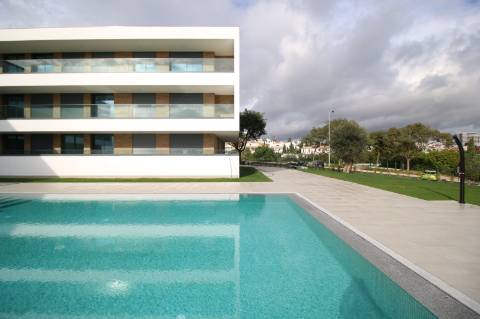 Apartamento T3 com garagem e piscina| Albufeira (C)