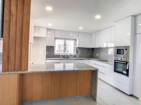 Moradia T3 com garagem fechada