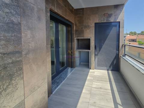 T4 com Piscina em Alverca