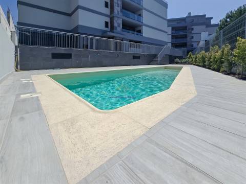 T4 com Piscina em Alverca