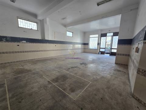 Loja para venda na Amadora - junto ao Hospital Lusiadas