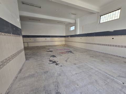 Loja para venda na Amadora - junto ao Hospital Lusiadas