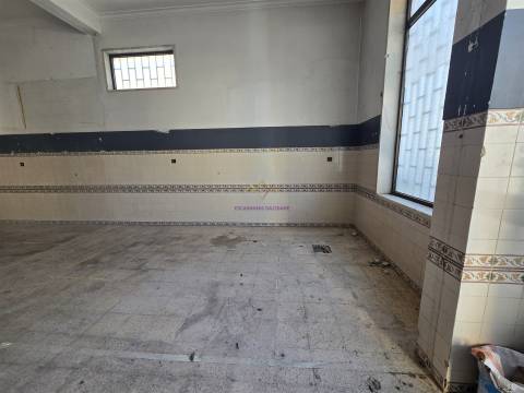 Loja para venda na Amadora - junto ao Hospital Lusiadas