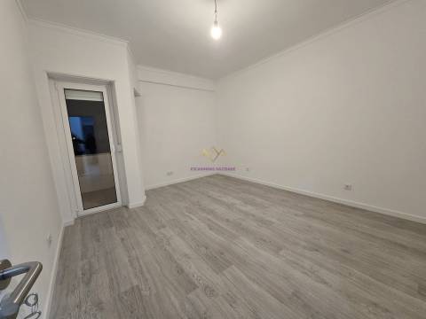 T3 com 2 Terraços em Massamá - em fase de remodelação