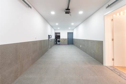 Moradia T4 inserida em Condomínio fechado com piscina e ginásio - Loures