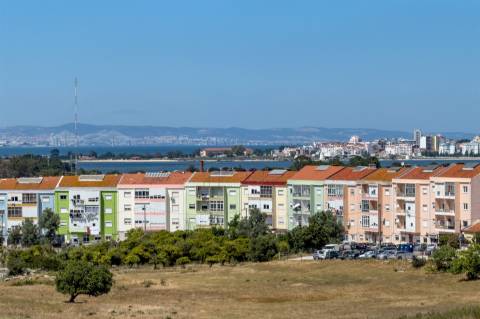 T3 Duplex com Terraço, Churrasqueira e 2 lugares de estacionamento | Condomínio Fechado com Jardim
