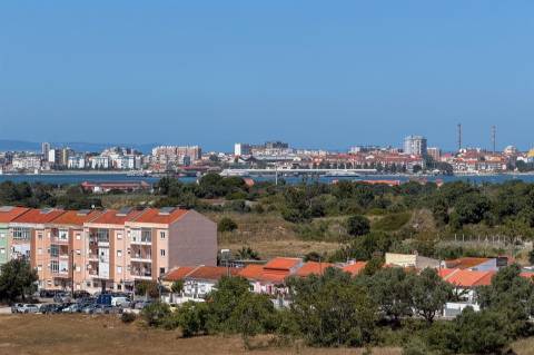 T3 Duplex com Terraço, Churrasqueira e 2 lugares de estacionamento | Condomínio Fechado com Jardim
