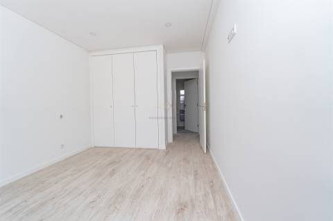 T3 Duplex com Terraço, Churrasqueira e 2 lugares de estacionamento | Condomínio Fechado com Jardim