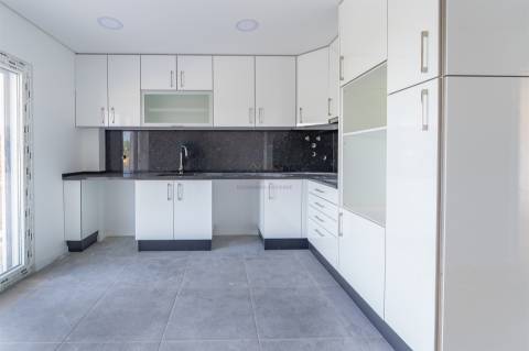T3 Duplex com Terraço, Churrasqueira e 2 lugares de estacionamento | Condomínio Fechado com Jardim