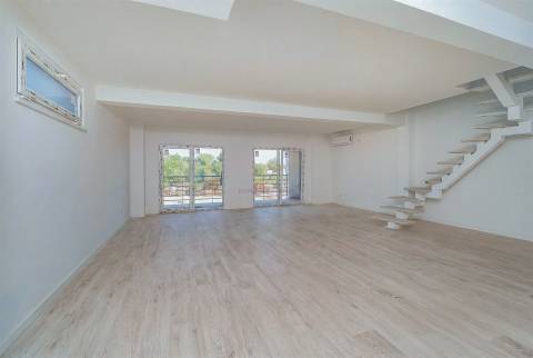 T3 Duplex com Terraço, Churrasqueira e 2 lugares de estacionamento | Condomínio Fechado com Jardim