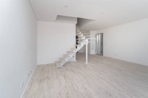Exclusivo T3+1 Duplex com Terraço e Varanda | Condomínio Fechado com Jardim