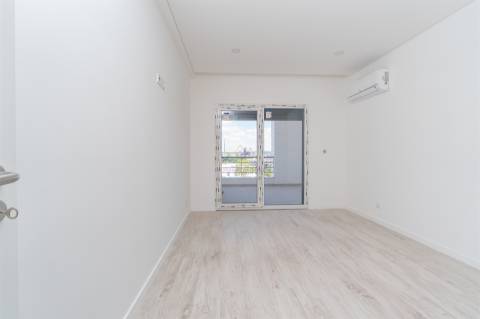 Exclusivo T3+1 Duplex com Terraço e Varanda | Condomínio Fechado com Jardim