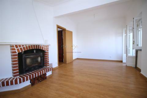 T4 com 100 m² nas Mercês  luminosidade e excelente localização
