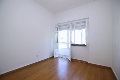 T4 com 100 m² nas Mercês  luminosidade e excelente localização